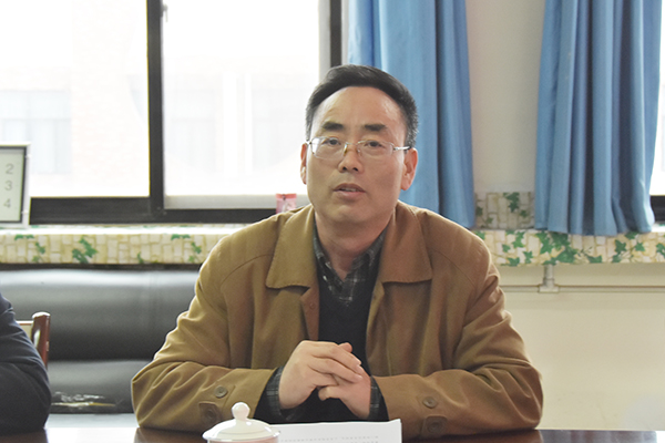 校党委副书记杨松璋主持会议